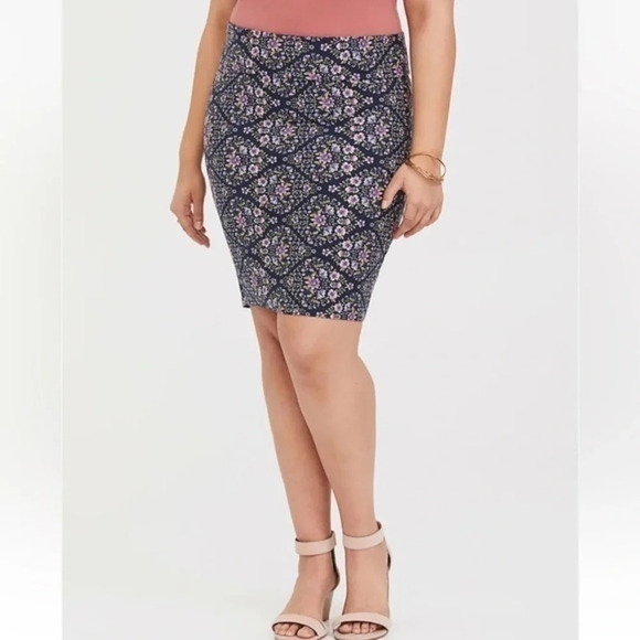 Torrid Navy & Purple Floral Pencil Skirt Plus Size 3X - Picture 1 of 5